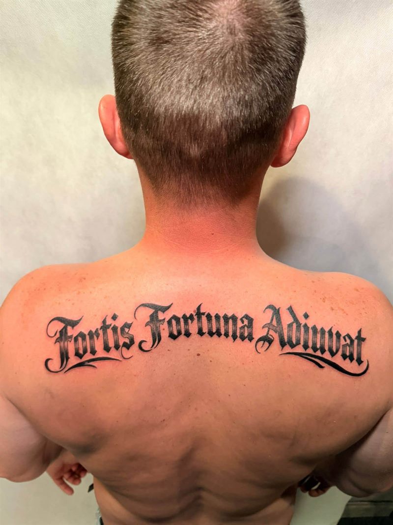 Lettering na plecach: Fortis Fortuna Adiuvat - post na Instagramie INK.lusive